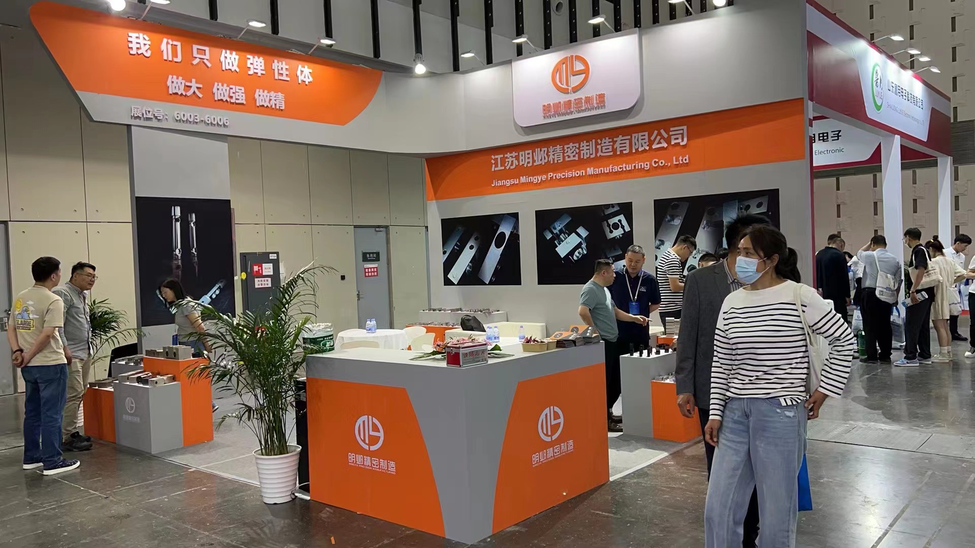 上海展位設(shè)計(jì)公司如何打造專業(yè)形象？(圖1)